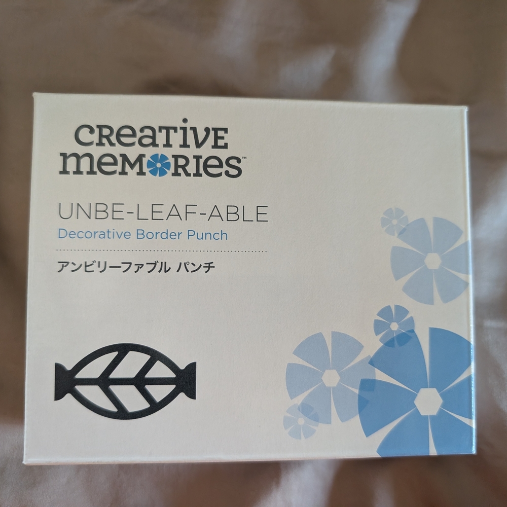 Creative Memories Unbe-Leaf-Able Decorative Border Punch - White/Blue